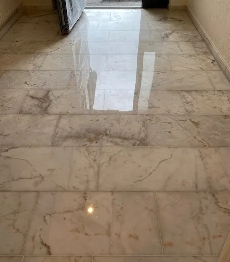 Rénovation d'un sol en marbre veiné en Tunisie